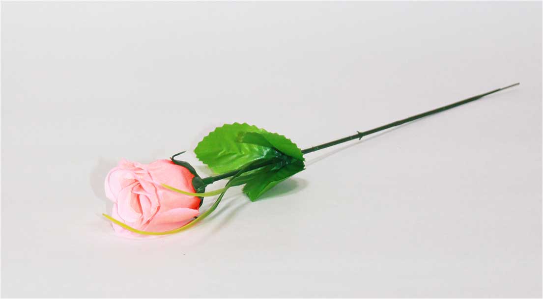 Роза бутон с осокой h=37 см 1/300 МИКС персиковый