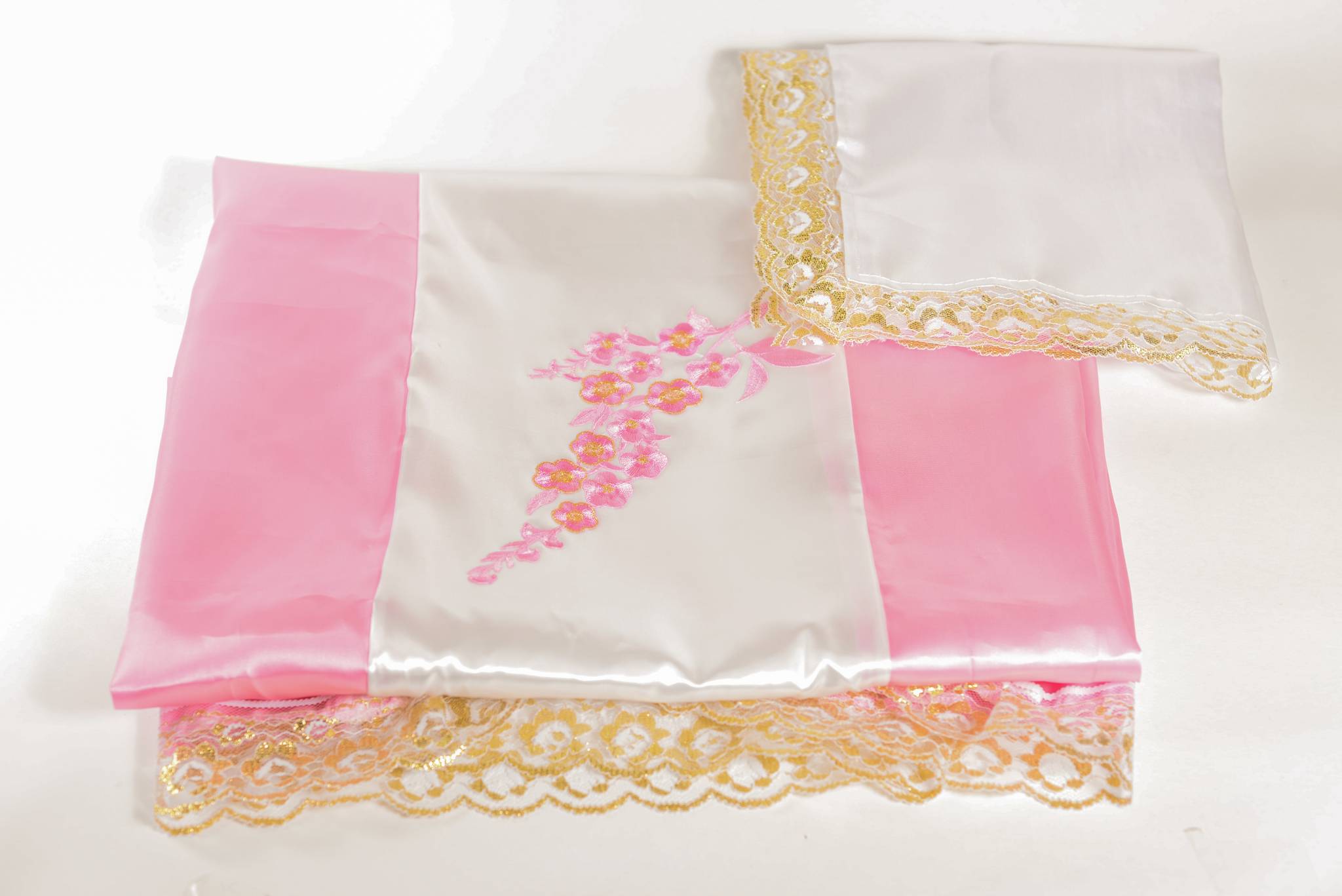 Комплект атлас с полосой и вышивкой розовый